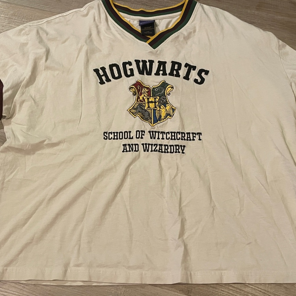 Harry Potter Hogwarts School Crest graphic t-shirt L